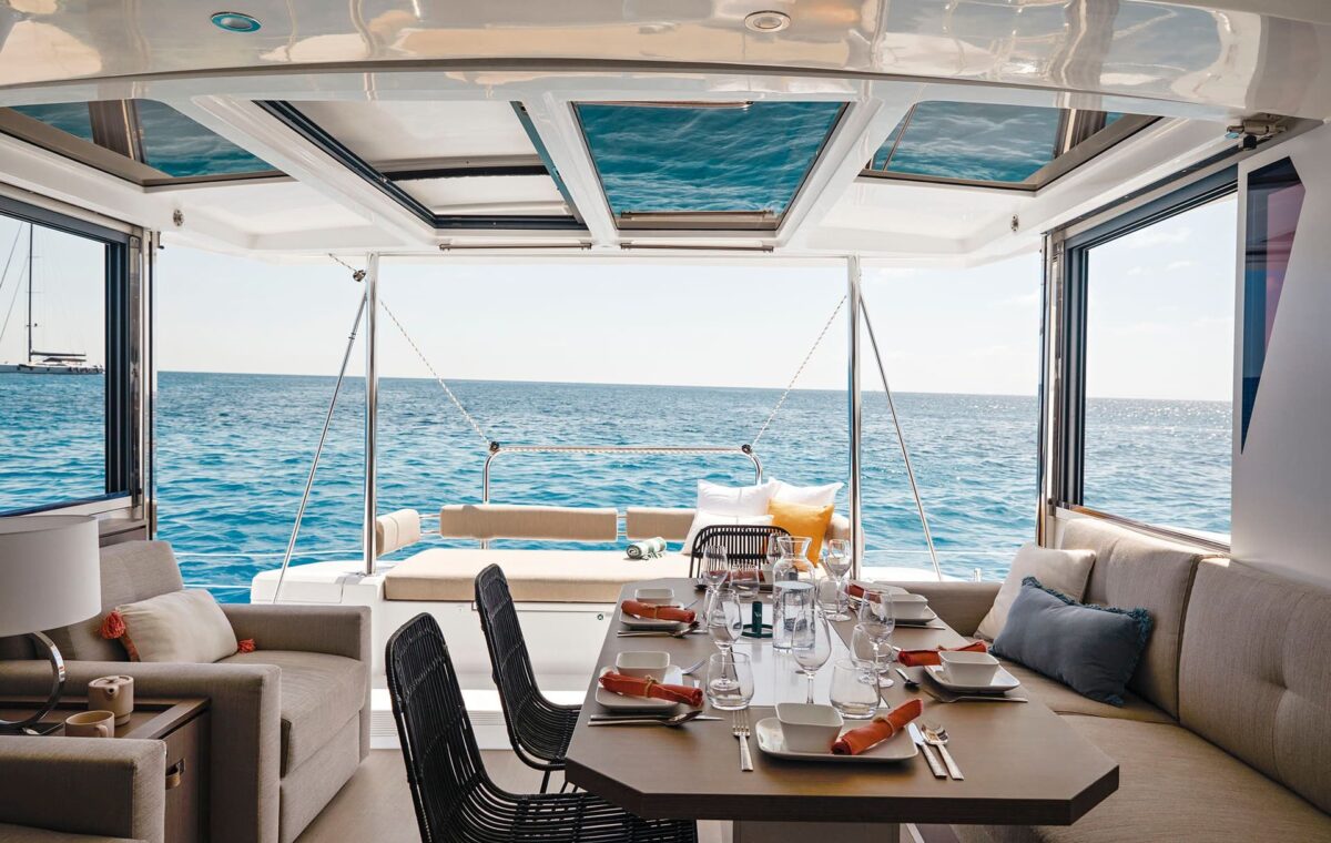 Mesa alto padrão em um Catamarã de nivel internacional