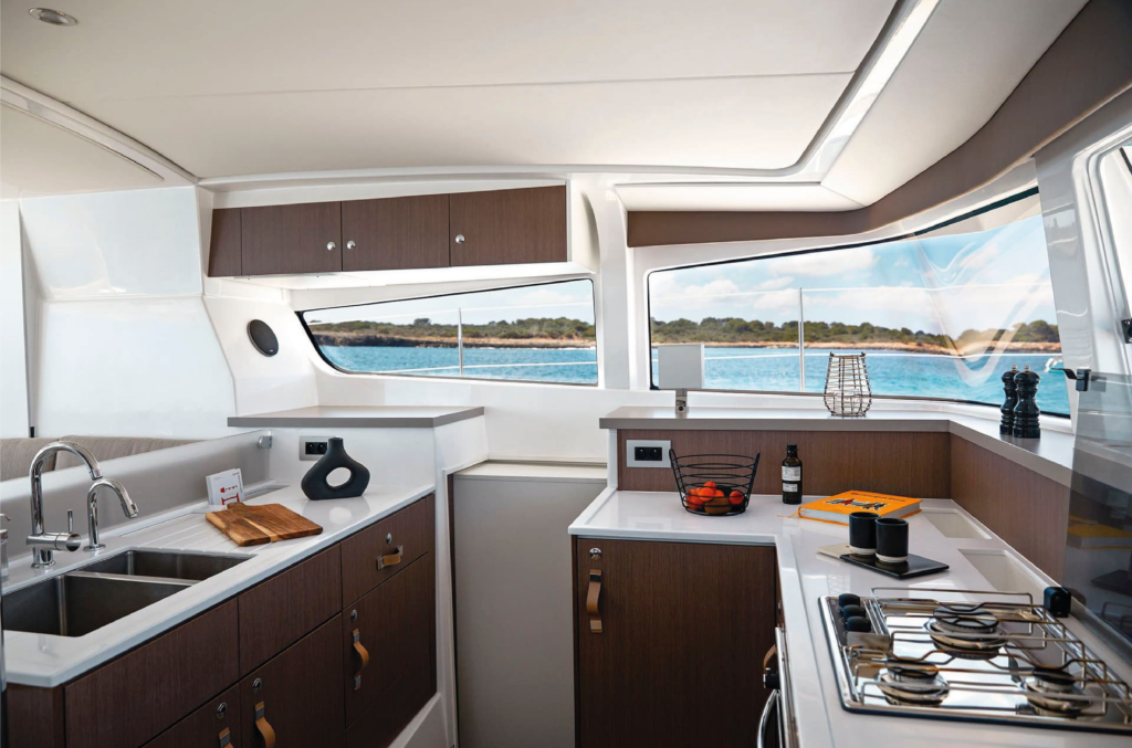 Cozinha de um catamaran limpa e organzada pronta para ser utilizada