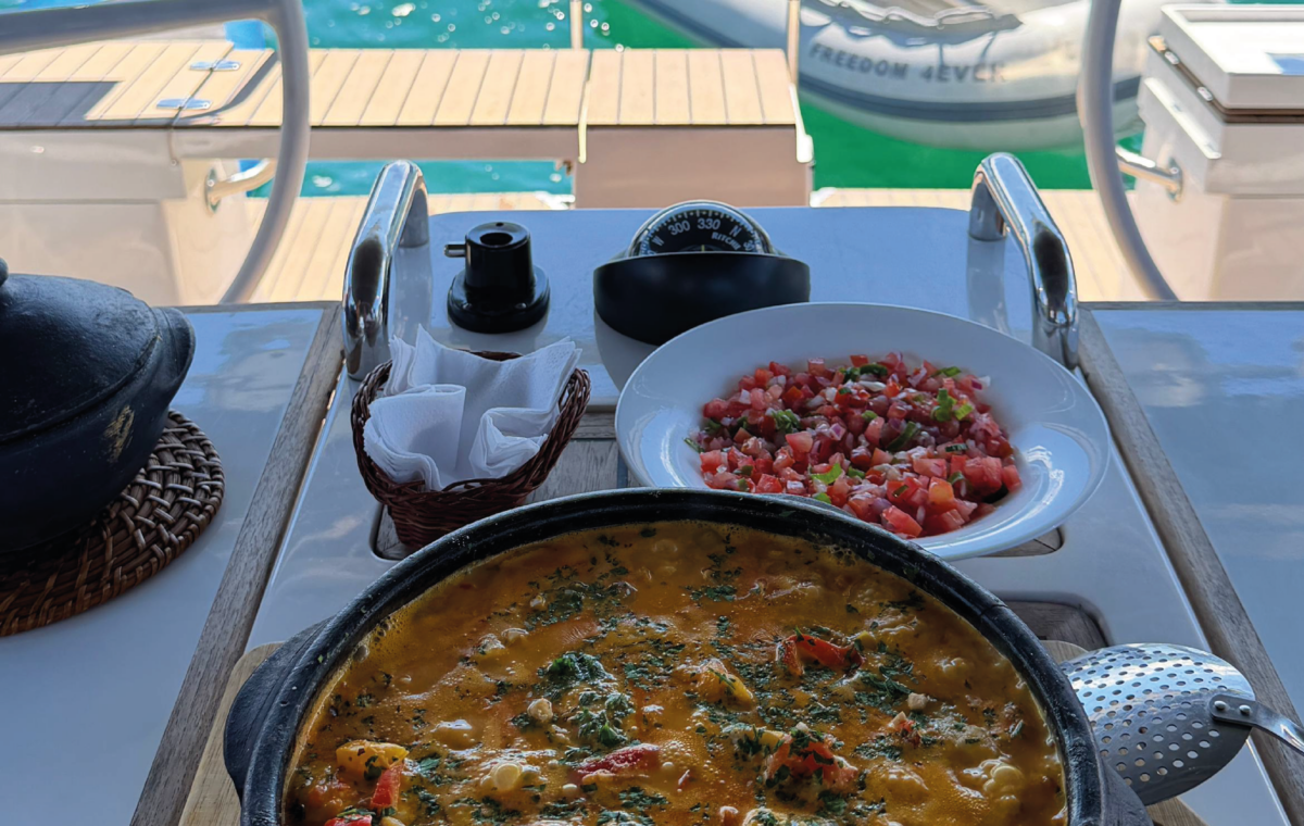 Pratos e panelas na mesa prontos para uma refeição a mesa.