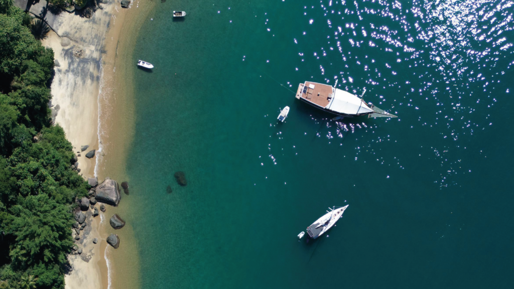 Foto com vista de cima de alguns barcos em uma das baias da costa verde - Paraty - RJ. Brasil