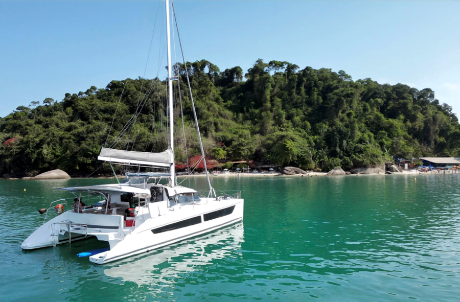 Catamara ancorado em frente a ilha em Paraty, Rio de Janeiro.