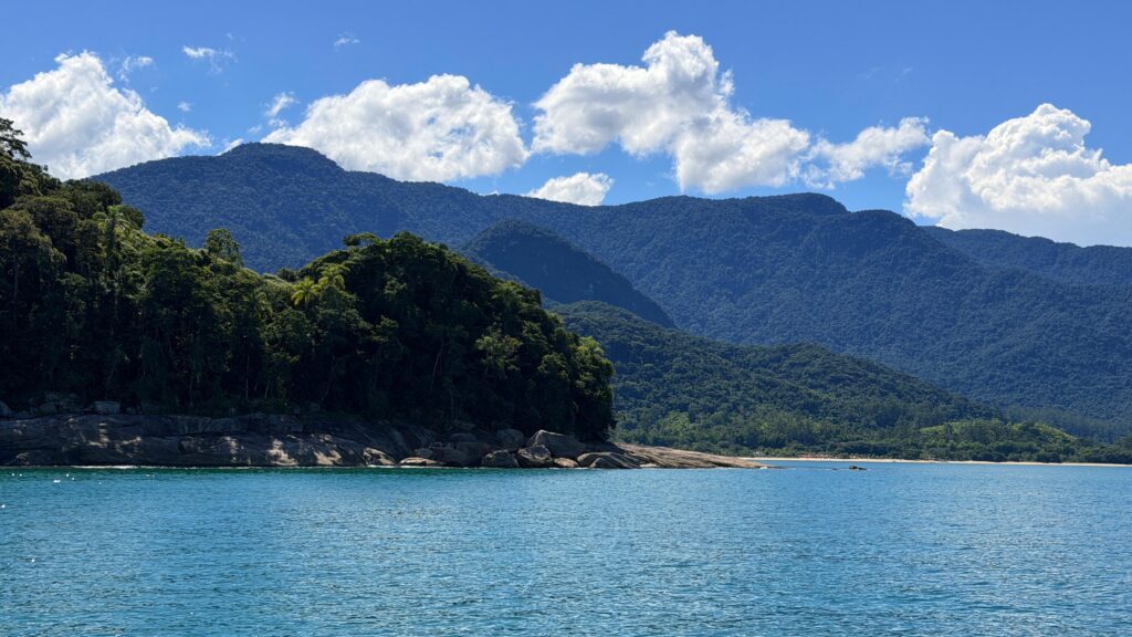 Vista de dentro do barco para as montanhas da região da costa verde.