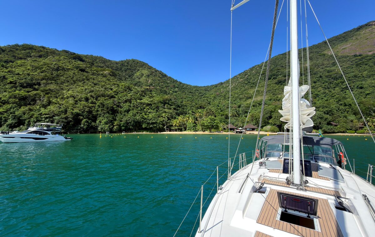 Barco ancorada em uma charmosa baia na costa verde - Paraty, Rio de Janeiro