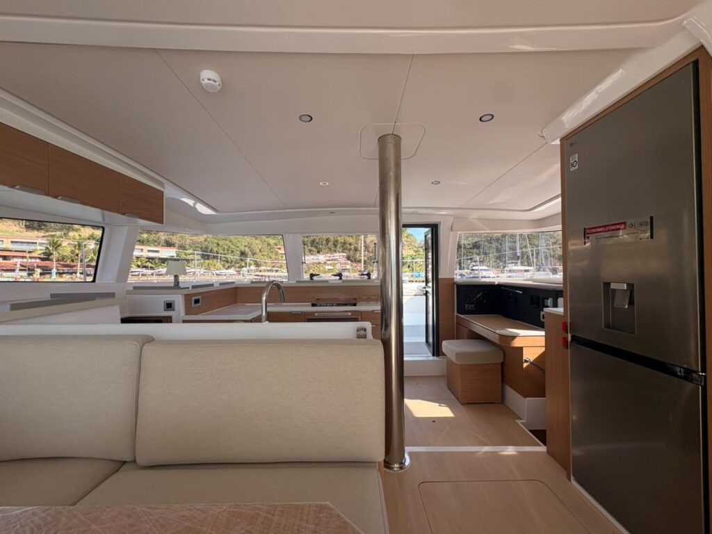 Ambiente interno de cozinha do Bali 4.2 da Wind Charter