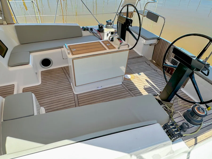 Cockpit  do veleiro Delta 465 em detalhes