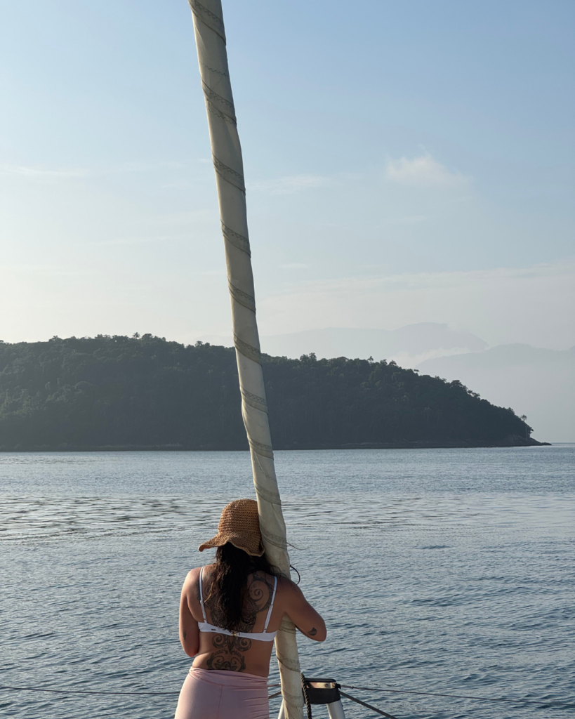 Borda Arredondada Mulher olha a vista na proa do Catamaran WIND Charter