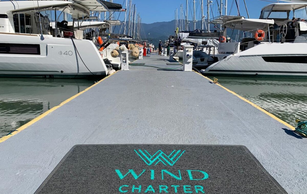 Trapiche com os barcos da WIND Charter na Marina do Farol