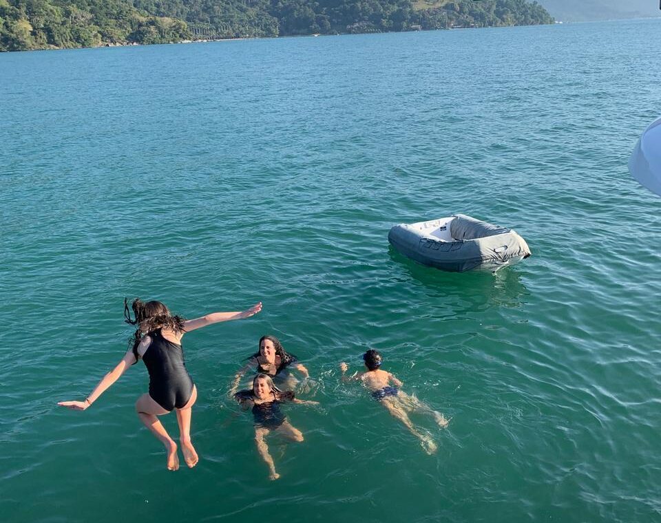 Crianças brincando na água em Paraty.