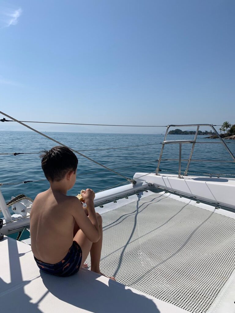 Criança olhando para o mar